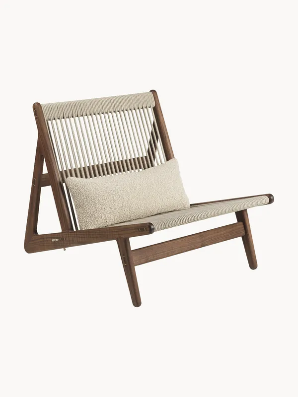 Sillón artesanal de madera de nogal con cojín de asiento MR01 Initial - GUBI