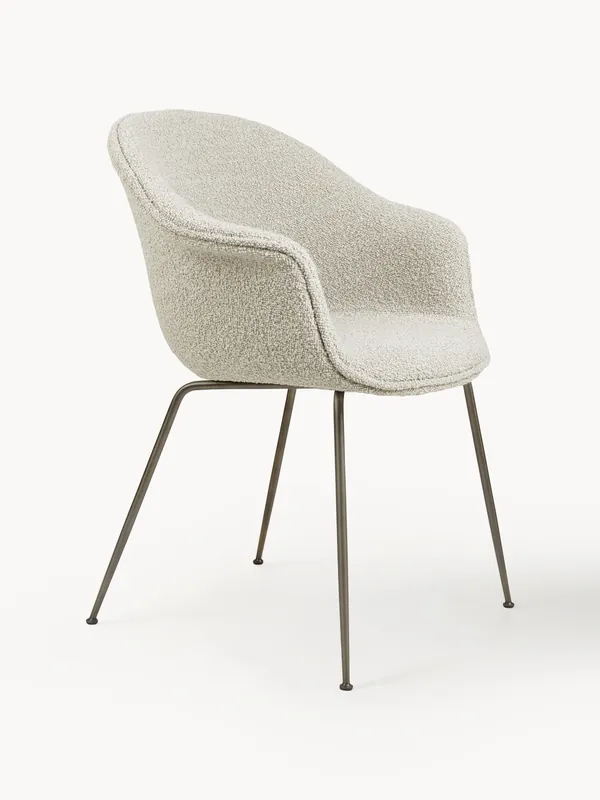 Silla con reposabrazos en tejido bouclé Bat - GUBI