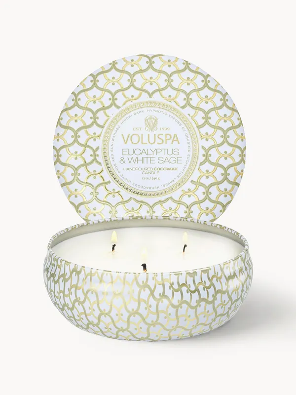 Vela perfumada artesanal de tres mechas Maison Blanc (Eucalyptus, Cardamom, Sage & Hinoki Bark) - Voluspa