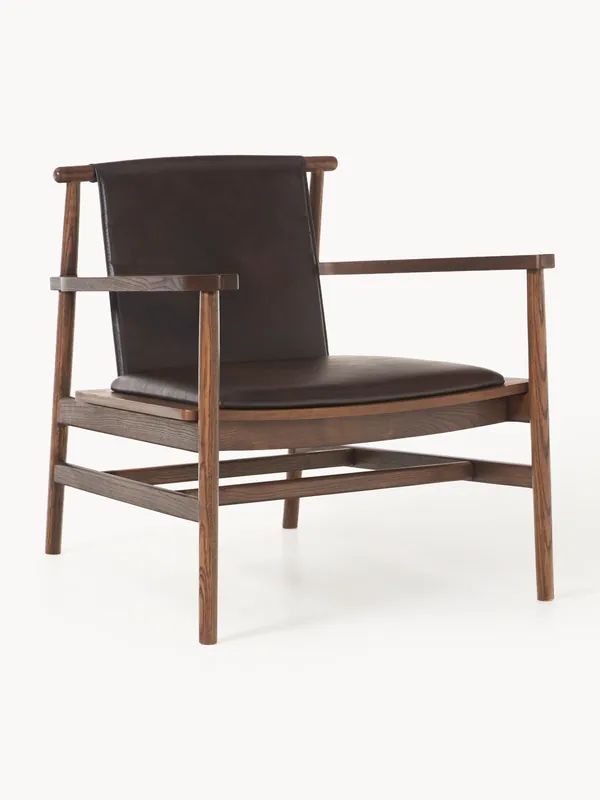 Silla con reposabrazos de madera de fresno y asiento de cuero Hayo - Westwing Collection