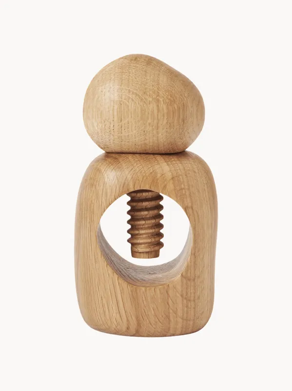Cascanueces de madera de roble Cairn - Ferm Living
