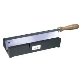 Cortaingletes en plastico + sierra de mano para madera 250 mm ironside
